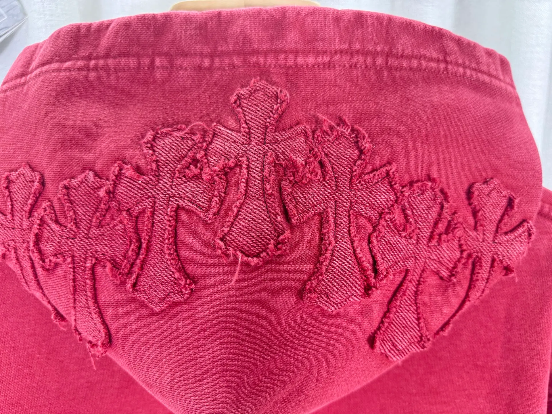 P310 top version, real shot without P, ​​different from market currency) 𝗖𝗵𝗿𝗼𝗺𝗲 𝗛𝗲𝗮𝗿𝘁𝘀/Cro Heart 2025 washed and burned flower patch embroidered autumn and winter new original single counter American style 3D three-dimensional couple casual hooded sweatshirt 👑The highest version! Customized fabric 480g tripe terry fabric! American acid-washed and distressed original fabric, laser burning + patch embroidery, exquisite embroidery of letters! The best-selling model in the counter, very comfortable to wear. Accessories: original molded and authenticated collar label➕100% silk wash label. Genuine purchase-grade original hangtag➕matching hanging rope➕3D hanging beads➕original packaging bag. Craftsmanship: The original version has consistent wiring! The highest version of the armhole matching technique! Color: Black Red Size: S M L XL Style No.: 9331